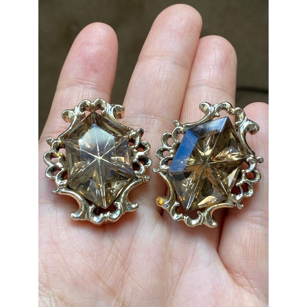 Vintage gold tone cool design clip on earrings